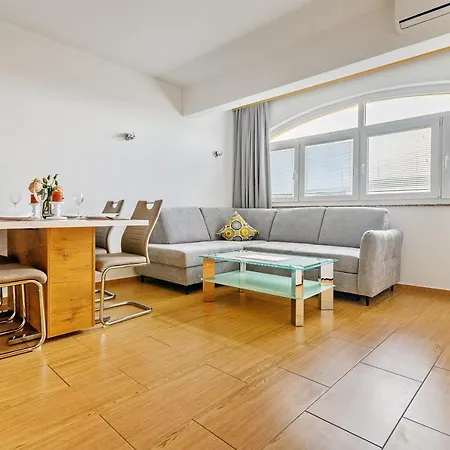 아파트 Comfort In Peaceful Area - With Garden 자다르