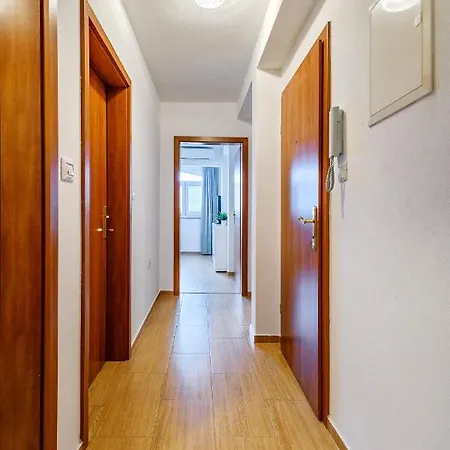 아파트 Comfort In Peaceful Area - With Garden *