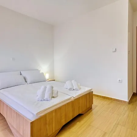 아파트 Comfort In Peaceful Area - With Garden