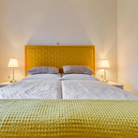 Comfort In Peaceful Area - With Garden 아파트 자다르