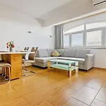 Апартаменты Comfort In Peaceful Area - With Garden Задар