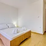 Апартаменты Comfort In Peaceful Area - With Garden