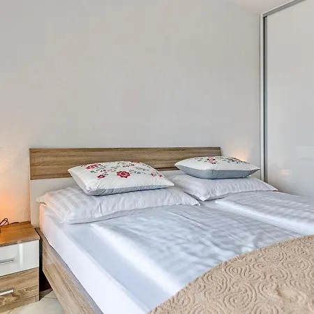 Comfort In Peaceful Area - With Garden Apartment