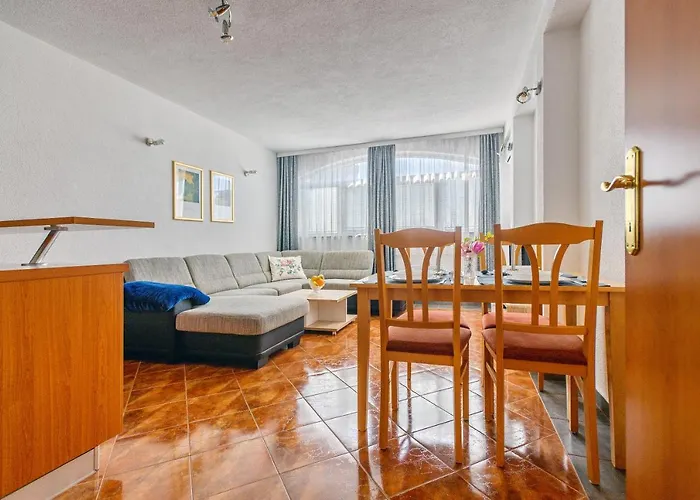 Comfort In Peaceful Area - With Garden Apartment *